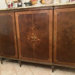 Antique Armoire With Ónix Top.