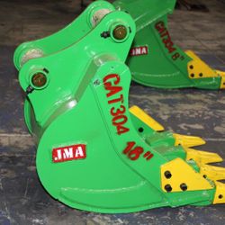 Mini Excavator Caterpillar CAT-304 Bucket GP 18-inch width. Without the Pins.