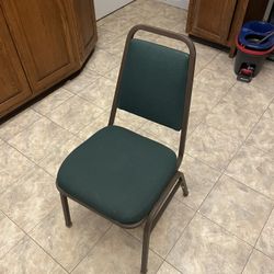 Like-New Padded Metal Chair – Sturdy & Comfortable