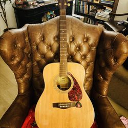 Selling my Yamaha fx335 acoustic guitar in great condition and everything works only the guitar sell