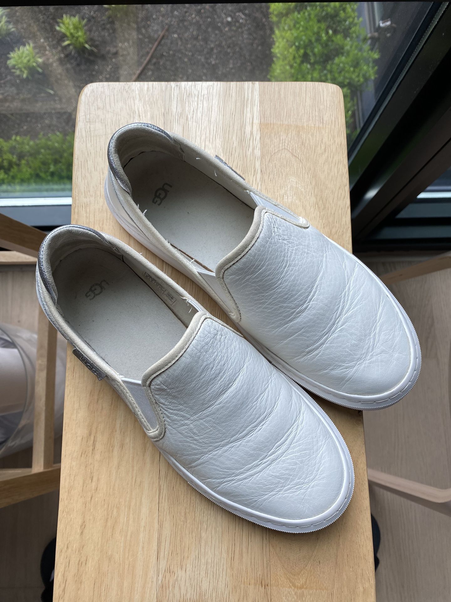 white leather sneakers Size 8
