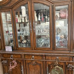 Dining table With Hutch Solid Wood Like New. 2 Extra Leefs With Table 