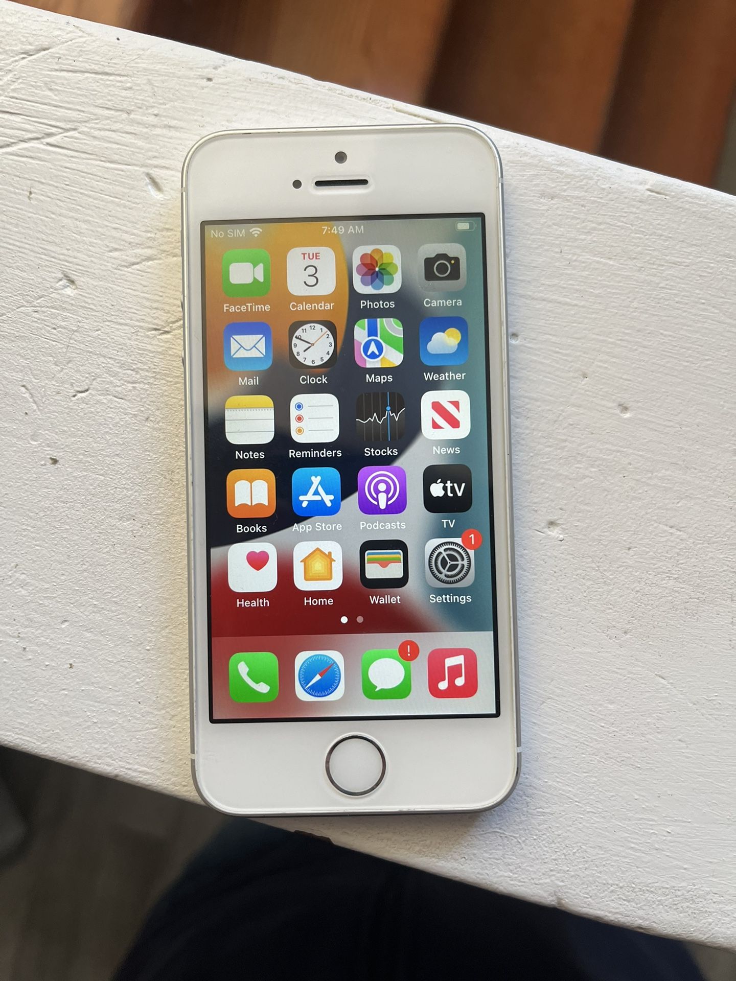 Apple iPhone SE 1st Generation 64GB Unlocked