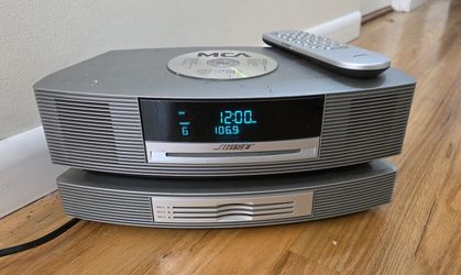 Bose wave Radio CD player W/3disc dock