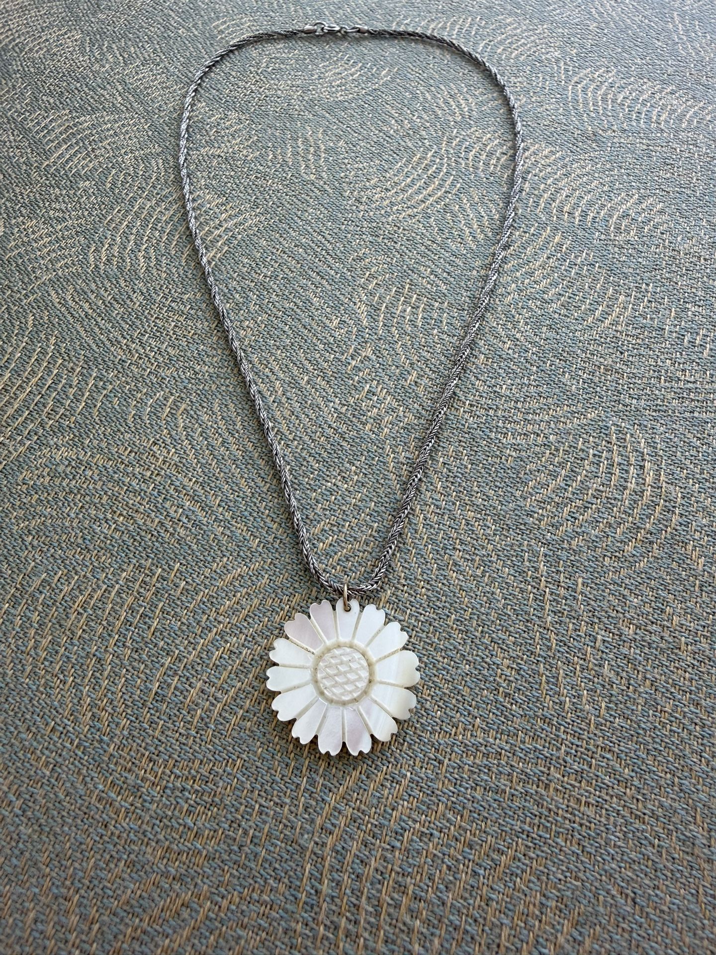 Vintage daisy white/beige flower pendant silver necklace chain is approx 17.5” in length In good condition No markings