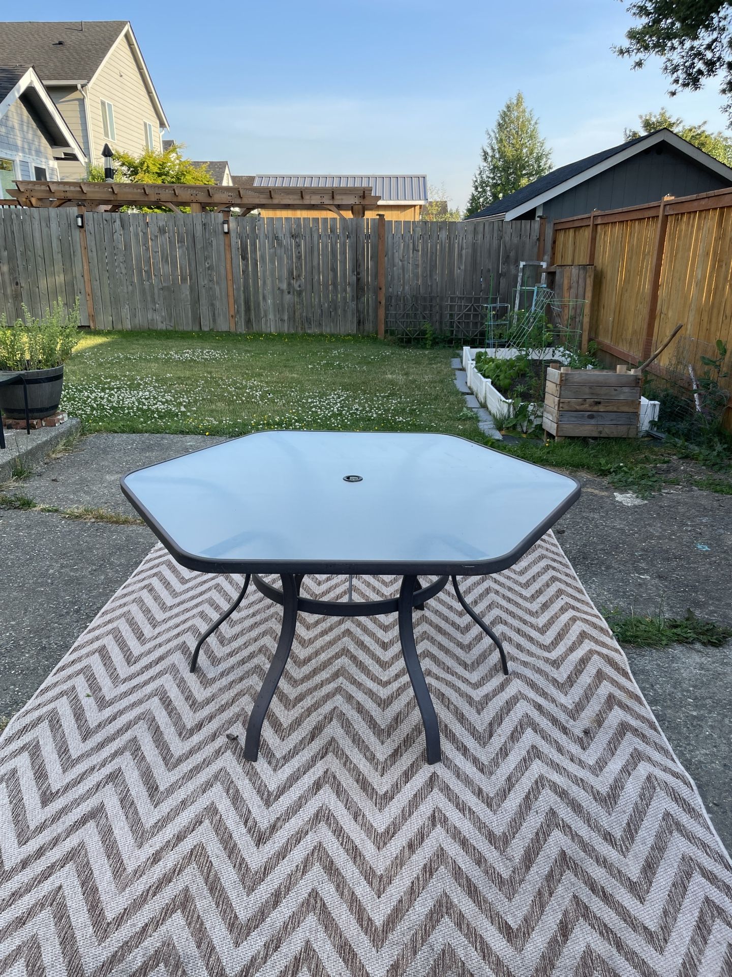 Five Sided Outdoor Table With Four Chairs