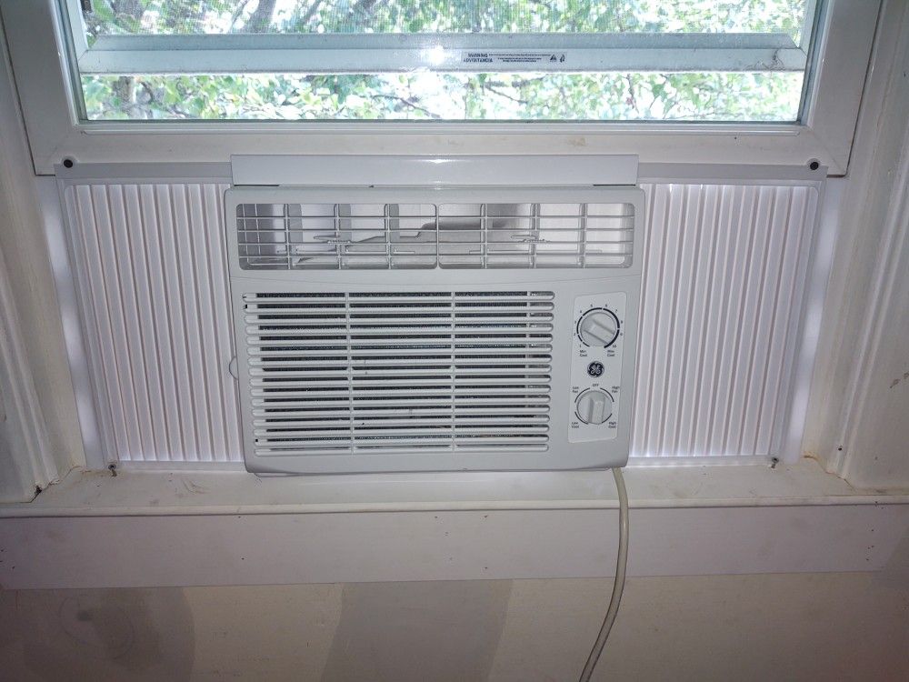 5k BTU Window AC Unit - Almost New