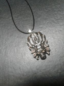 Skull pendant & necklace