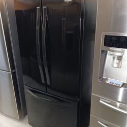 30 W- Whirlpool Refrigerator Ice Maker On The Bottom ‼️ Works Good 