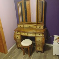 Beautiful High End Vanity Great Condition 