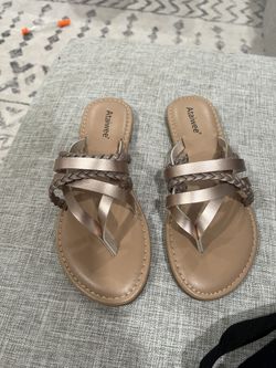 New Women’s Sandals Size 7