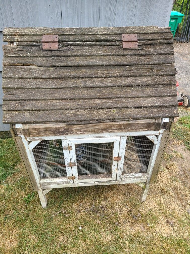 Rabbit Hutch - Peaked Roof