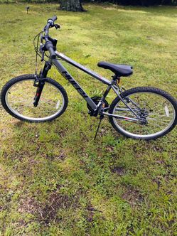 Huffy Rock Creek Mount Bike.