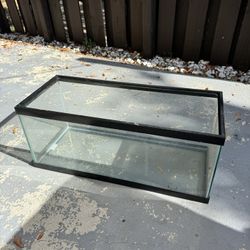 20 gallon Fish/ Reptile Tank With 1 Heating Lamp
