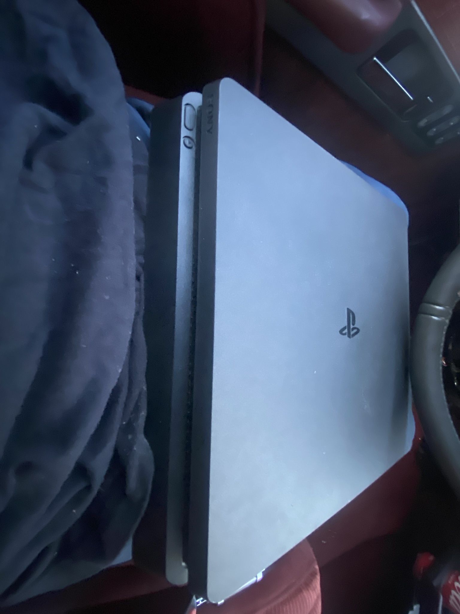 PS4 Slim 