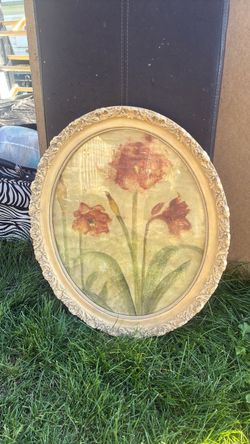 Vintage Ornate Round Gold Frame with Floral Print – Amaryllis Flowers