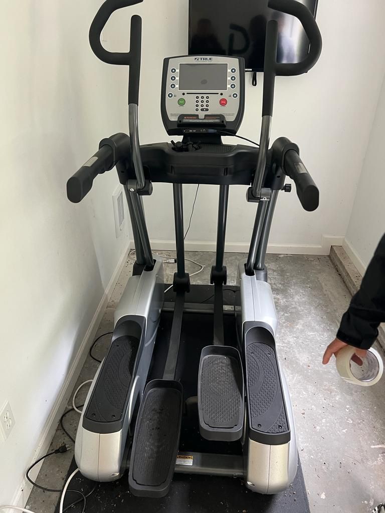 Elliptical Trainer TRUE Fitness ES700 With 9” Touch Screen