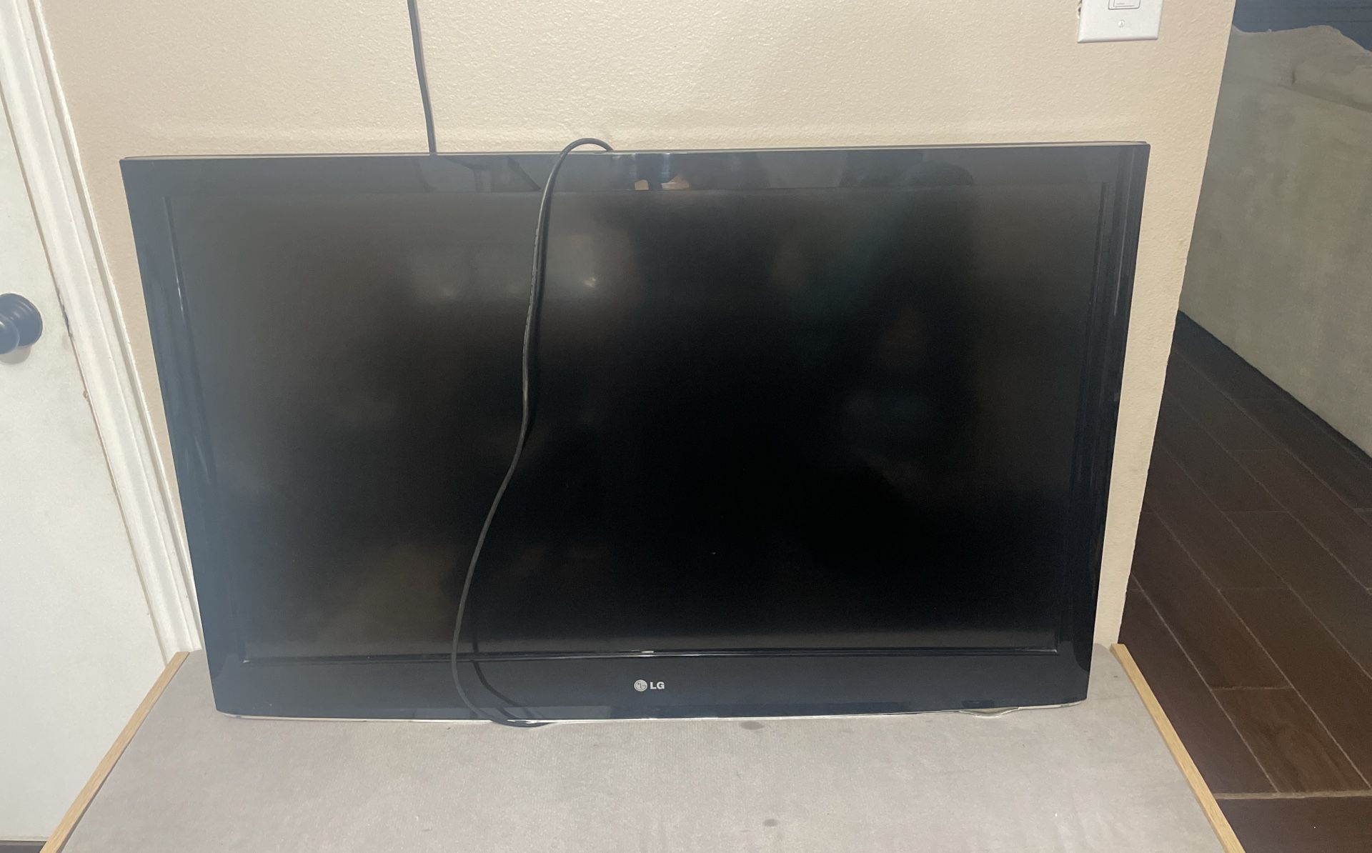 Flat Screen Tv - MUST PICK UP 48in 