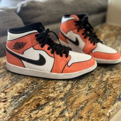 Jordan 1 Mids size 9