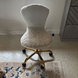 White fluffy desk chair