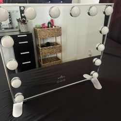Light up vanity Makeup Mirror 