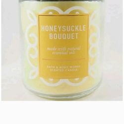 BRAND NEW Bath & Body Works Honeysuckle Bouquet Scented Glass Candle with Lid 7 oz OBO