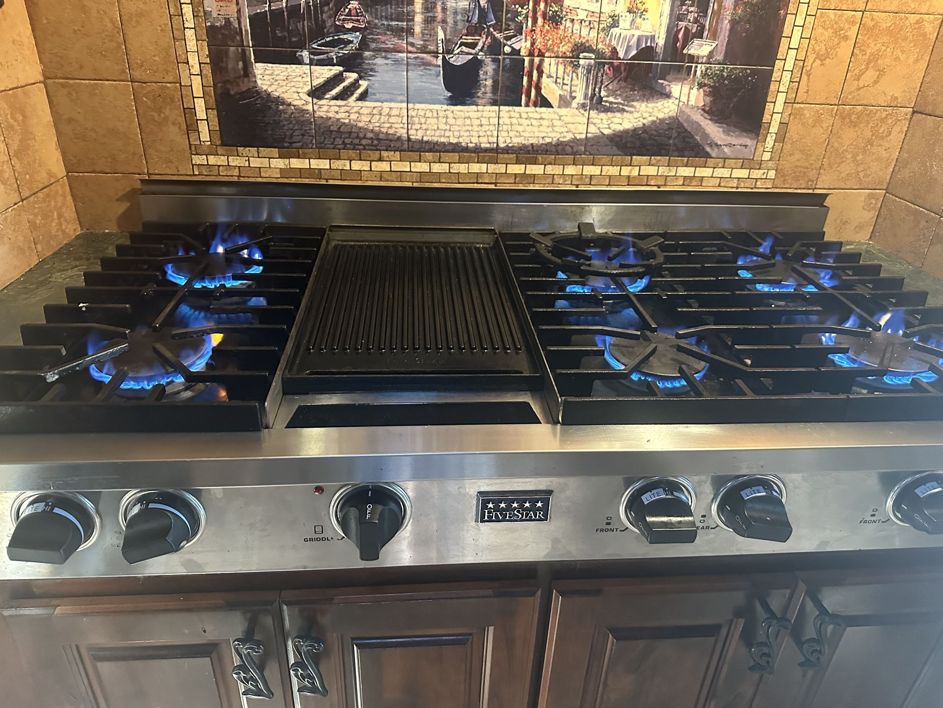 48 Inch Gas Rangetop with 6 Sealed Burners, Continuous Grates, Lodge® Cast Iron Griddle/Grill, and Power Indicator Light