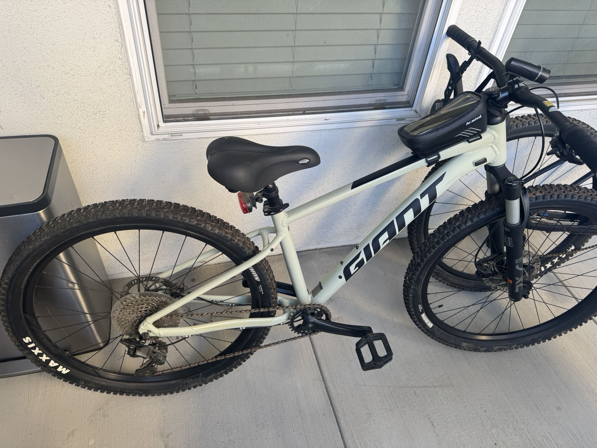 2 GIANT Mountain bikes
