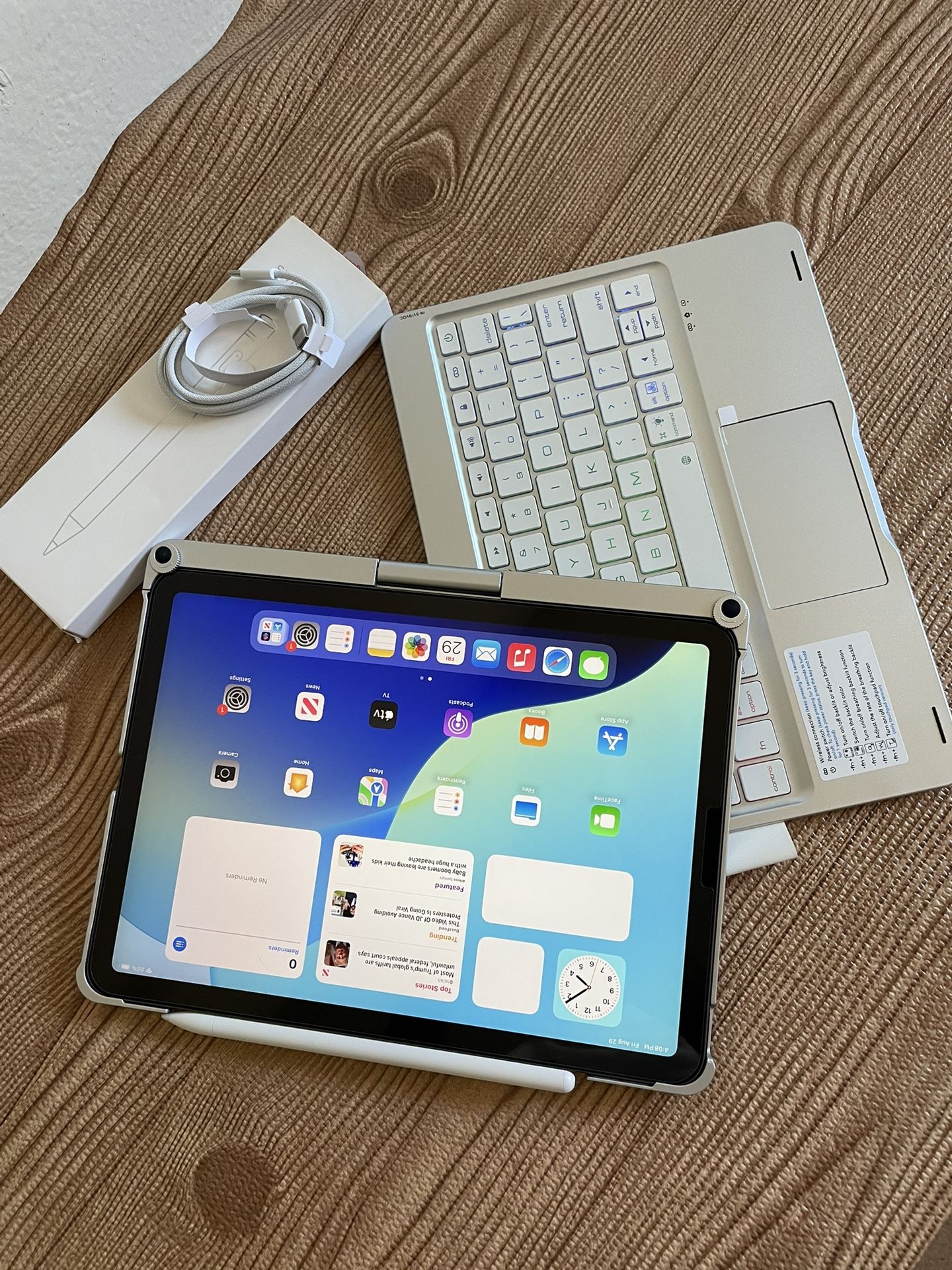 Apple iPad Air 5th Generation (M1 chip / 2022) 64GB with keyboard