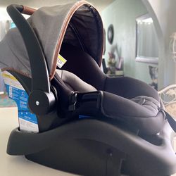 ❤️💥🎈Infant and up to 35 lbs Baby Safety First Car Seat ♥️