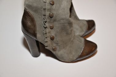 Women’s suede boots with buttons