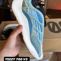YEEZY 700 V3 'ARZARETH' ( Size 7.5 ) DMV📍