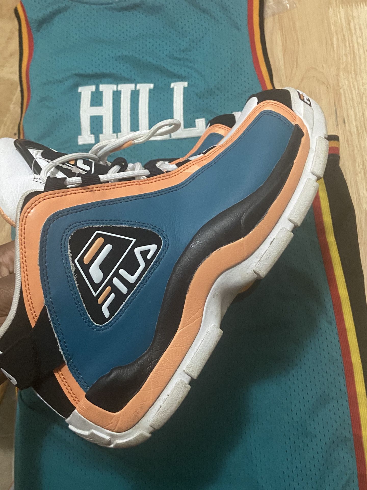 Grant Hill, classic Detroit Pistons jersey and sneakers