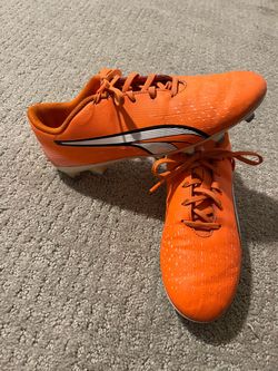 Boys, soccer cleats size 6