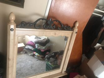 Mirror and head thing for the bed