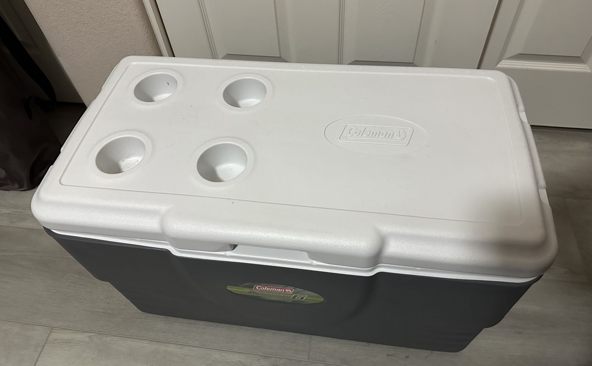 Large Coleman ice chest / cooler 70qt like new