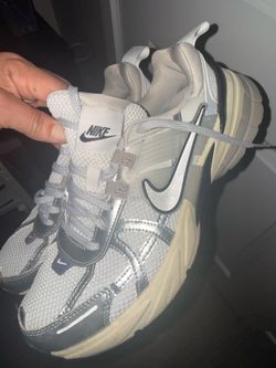 Nike tennis shoes 9 1/2