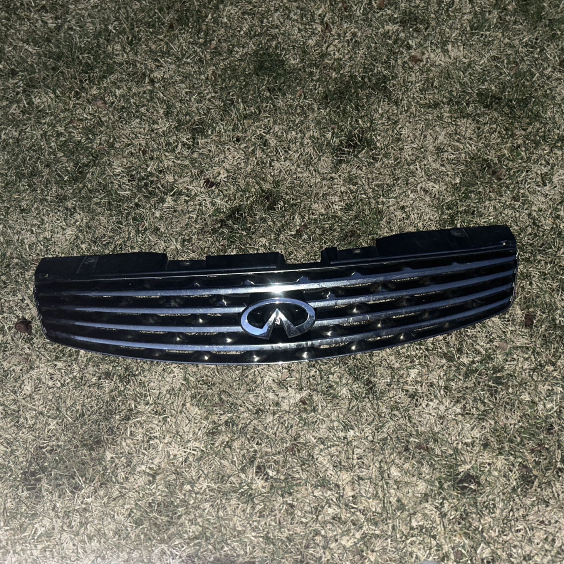 Infiniti G35 Silver Grille