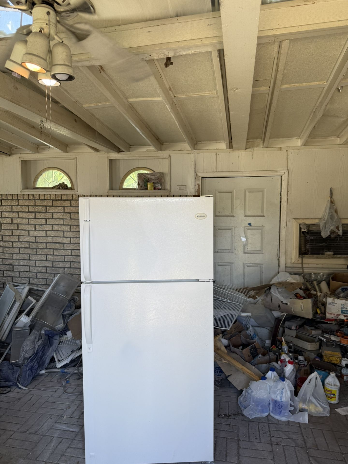 🇺🇸EXCELLENT RUNNING❤️GIGANIC 21cu ft😍😘WHITE FRIDGE FOR SALE😻HAS EVERYTHING IN IT NOTHING MISSING🎉ITS BEEN CLEANED IN & OUT🎊NO ISSUES WITH IT