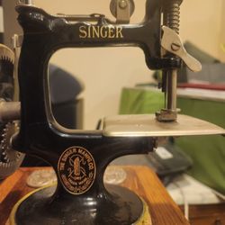 SINGER Antique Miniature Sewing Machine
