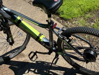 E bike hyper 26 inch real nice ready to cruise on these sunny days