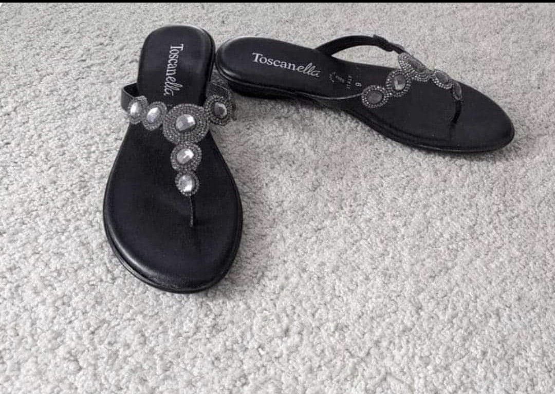 Toscanella Black Sandals