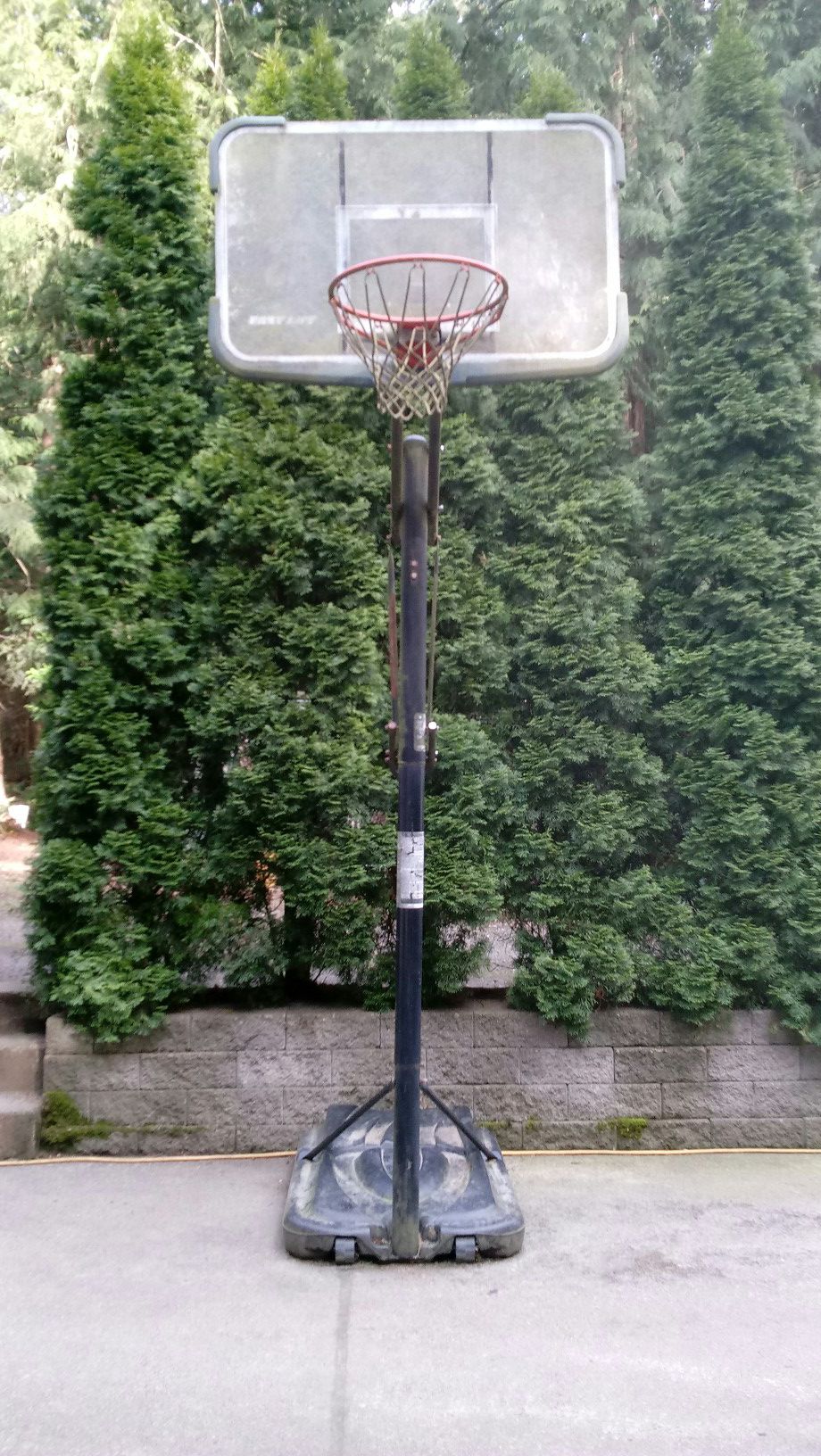 Adjustable height basketball hoop