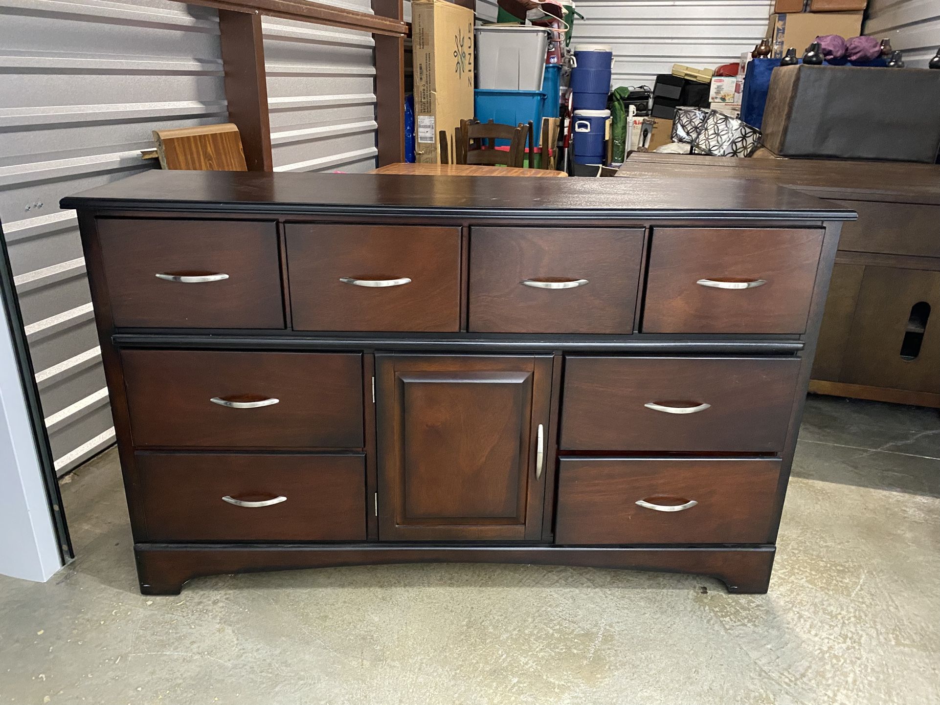 DRESSER