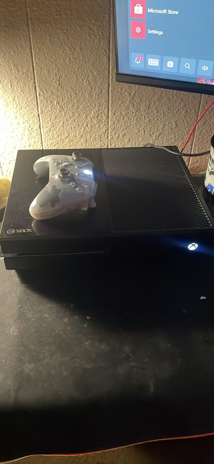 Xbox One With 1 Controller And Headset