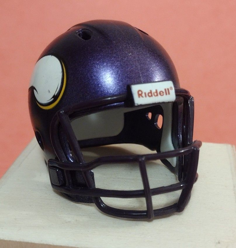 1995 Riddell Minnesota Vikings NFL Mini Helmet 3 5/8 Red for Sale in San  Antonio, TX - OfferUp