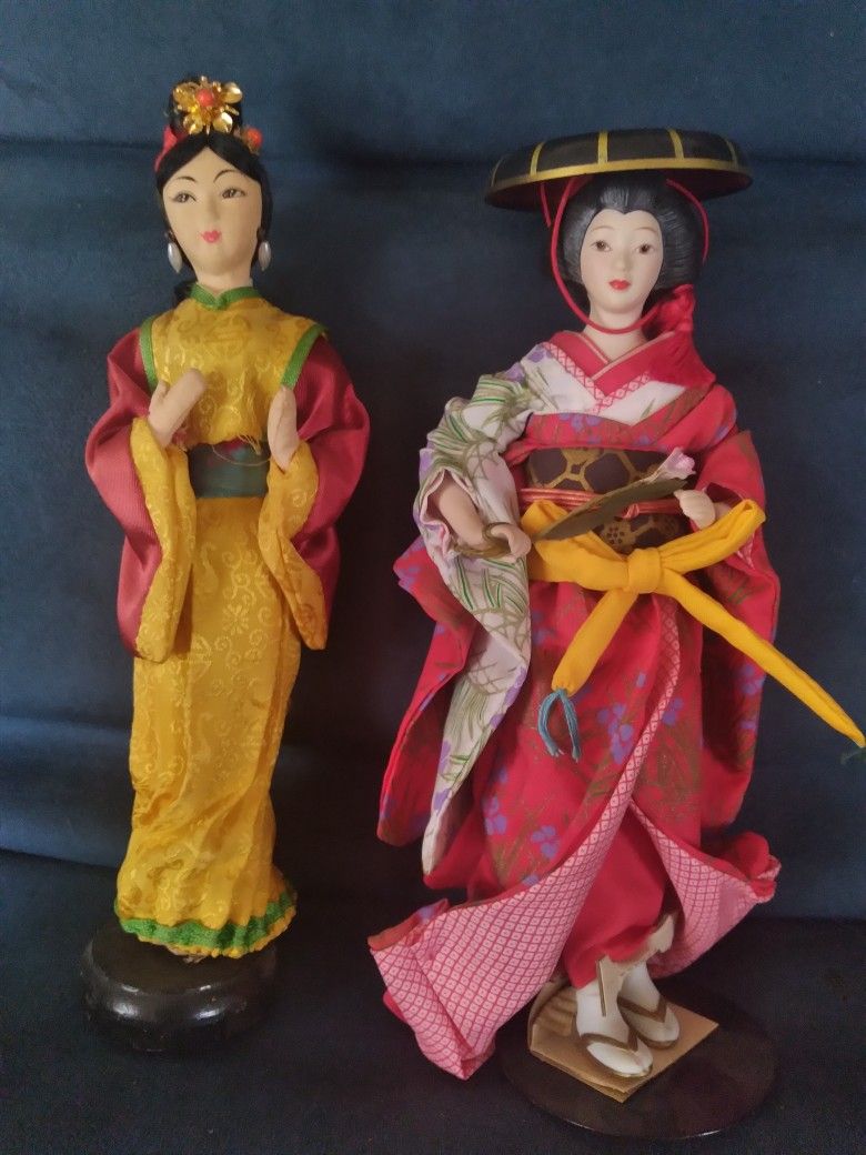 Pair of Asian geisha porcelain dolls, both are 9.5 inches tall