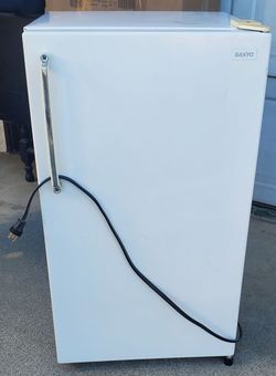 Sanyo mini fridge with freezer