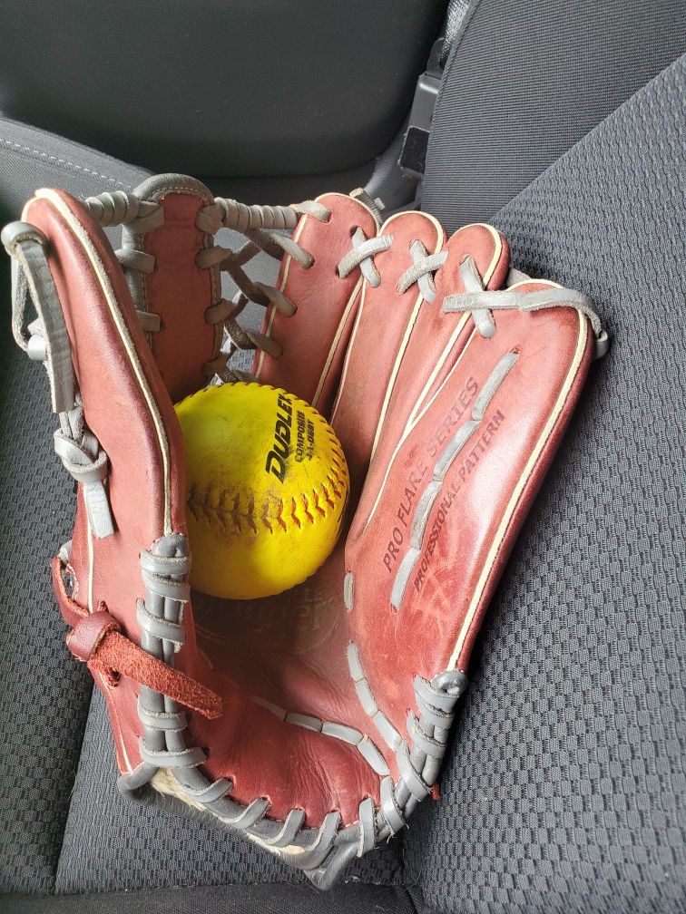 Softball glove