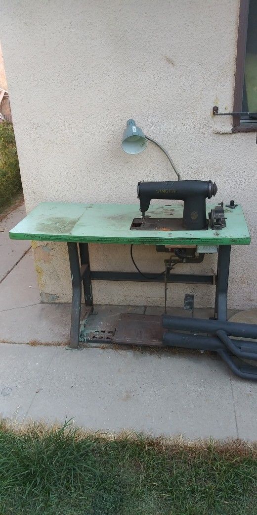 Singer Industrial Sewing Machine 